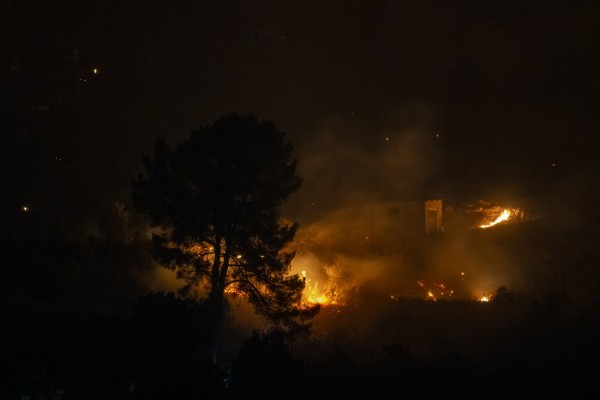 Las condiciones meteorológicas impiden a medios aéreos la extinción del fuego de Montitxelvo