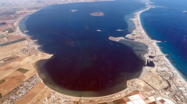 El Gobierno murciano invertirá 100.000 euros para financiar un aparcamiento temporal en superficie en La Manga