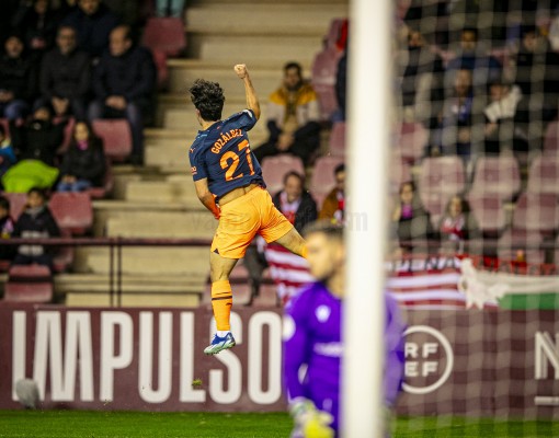 El Valencia toma Las Gaunas y pasa la primera ronda copera
