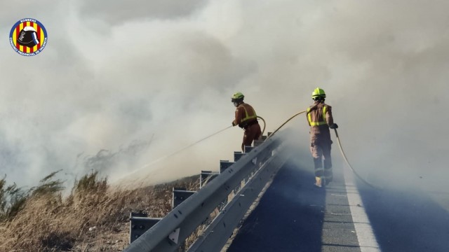 Un incendio en un polígono industrial de Gandia obliga a interrumpir la línea C-1 de Cercanías