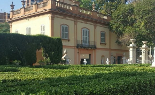 El viento obliga a cerrar los parques y cementerios de València y a suspender el deporte al aire libre
