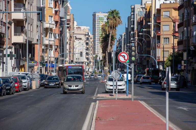 La avenida de Aguilera de Alicante, en su configuración actual. Foto: RAFA MOLINA - 