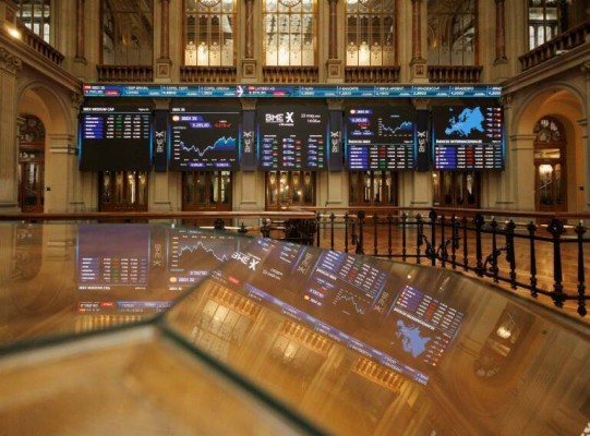 El Ibex 35 cotiza plano a media sesión (+0,04%), a la espera de la Fed, y defiende los 9.000 puntos