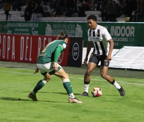 El Castellón remonta con goles con sabor a nuevo y supera al Cacereño tras un partido muy complicado