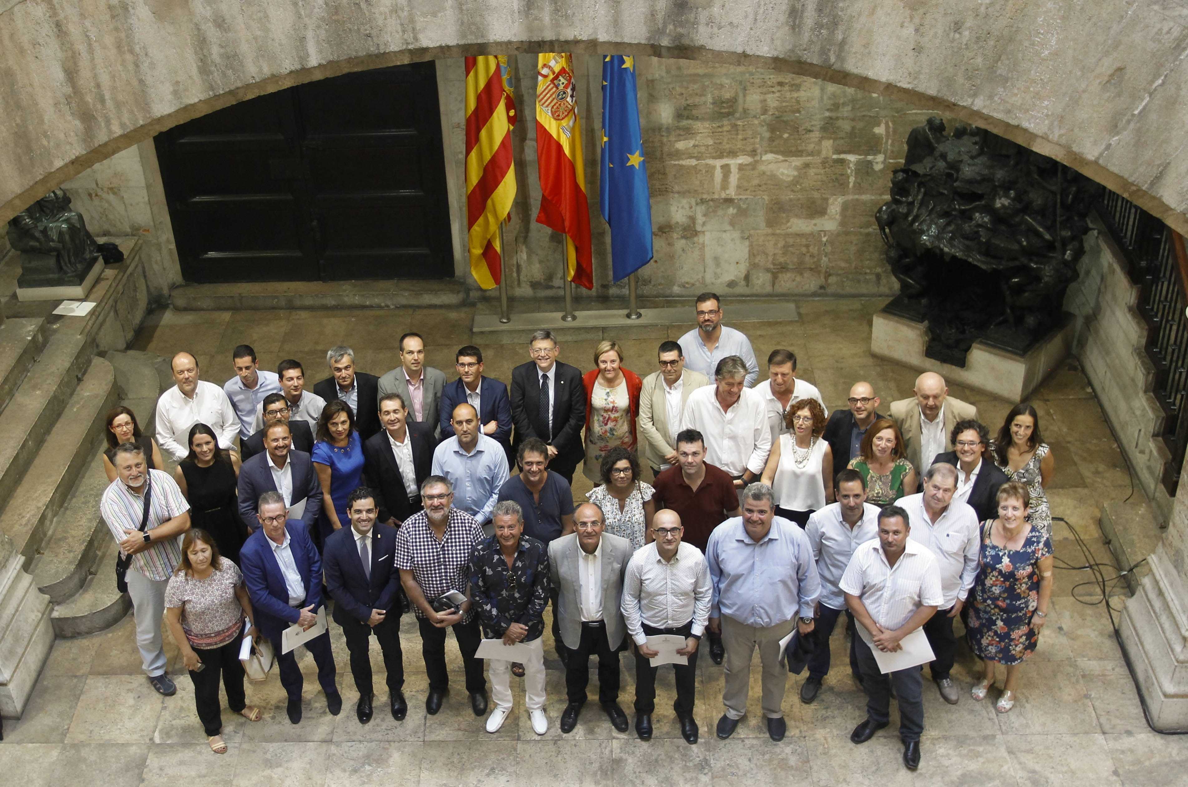 Los alcaldes de los 40 municipios junto al president de la Generalitat y la consellera de Infraestructuras.  - 