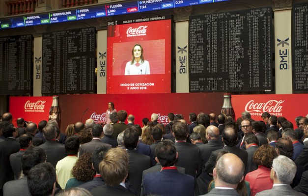 La embotelladora de Coca-Cola recupera el precio al que debutó en la bolsa española