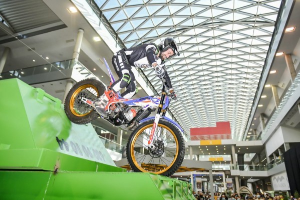 Acrobacias, exhibiciones y concentraciones en el Salón de la Moto y la Bici de València
