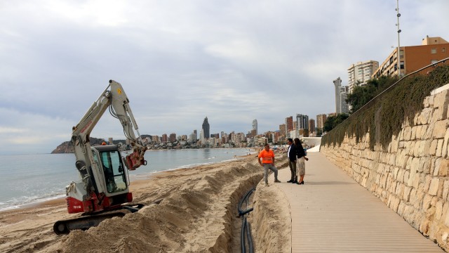 Benidorm repara y prepara la playa de Poniente ante los temporales