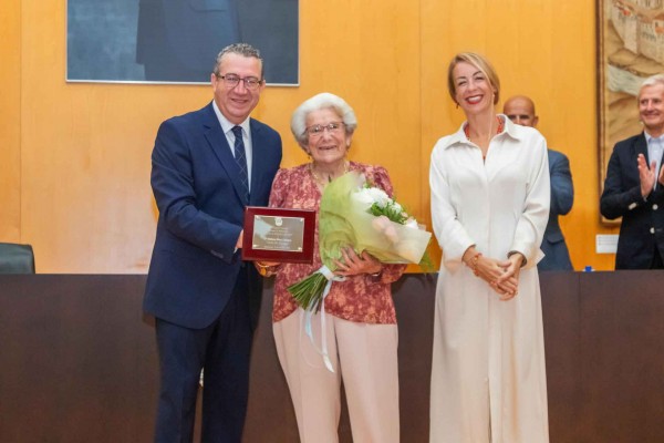 Benidorm entrega el premio 'Vecino Ejemplar 2023' a Bárbara Pérez Llinares