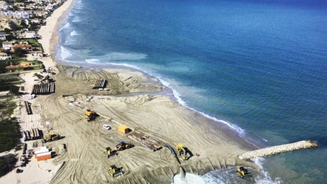 La supresión de la pasarela en Les Deveses de Dénia crispa a los vecinos: “Gastan 15 millones e incumplen el plan de regeneración”