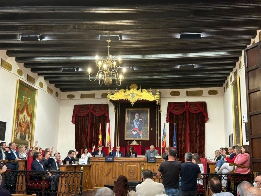 Elche aumenta las ayudas al pago del IBI a 1,5 millones y más para Comunicación, criticado por la oposición