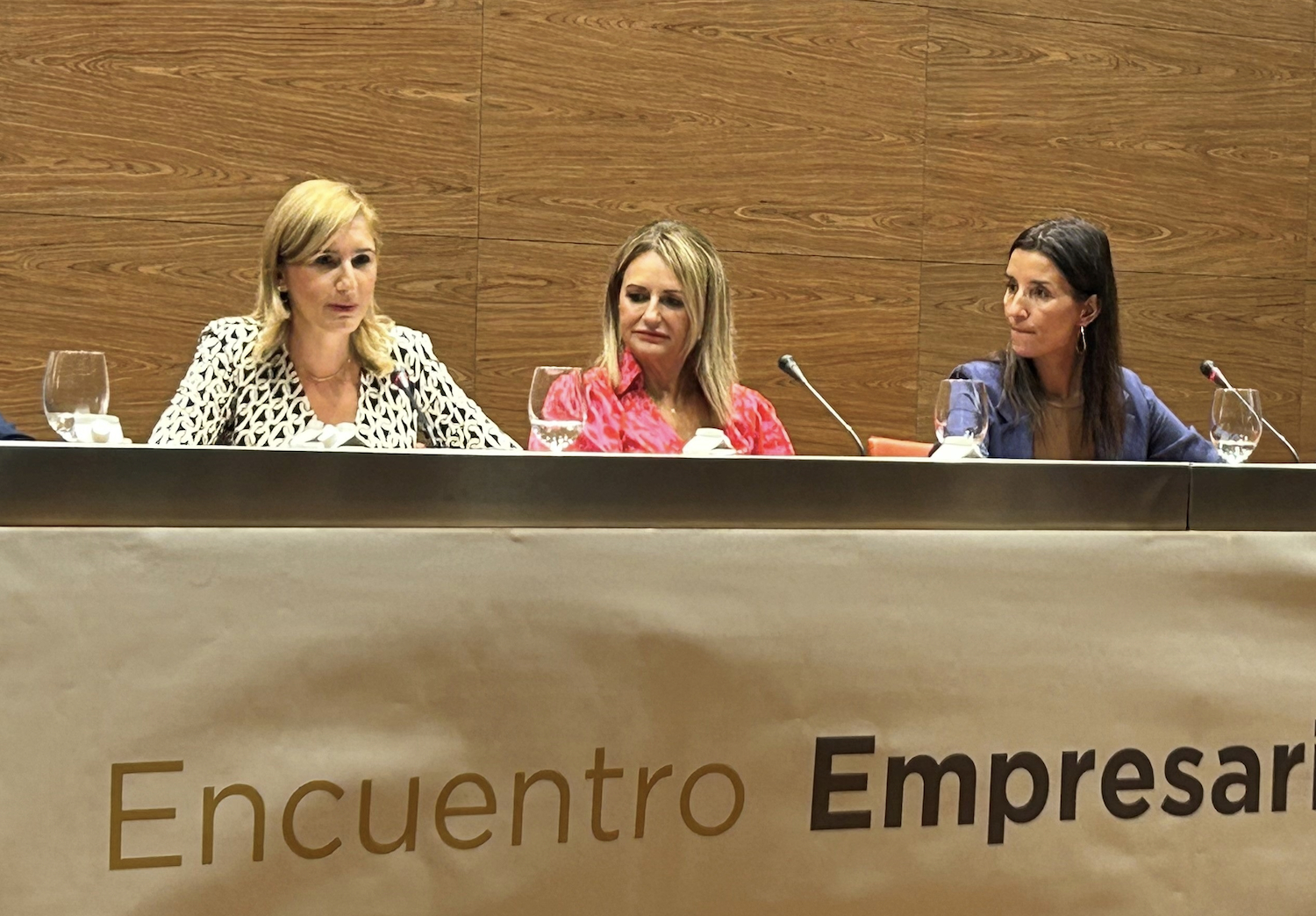 Salomé Pradas, Nuria Montes y Ruth Merino en un acto de la CEV en Alicante. Foto: GVA - 