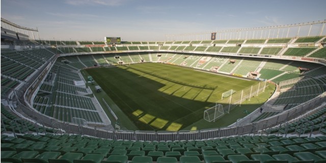 El estadio Martínez Valero cumple 40 años con la ilusión de volver a Primera