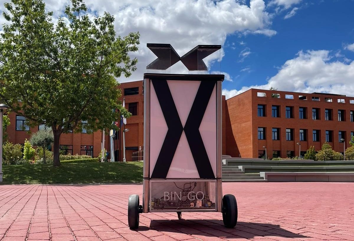 Estudiantes de UAX crean un vehículo autónomo inteligente que mejorará la gestión del campus y la atención a los visitantes y estudiantes
