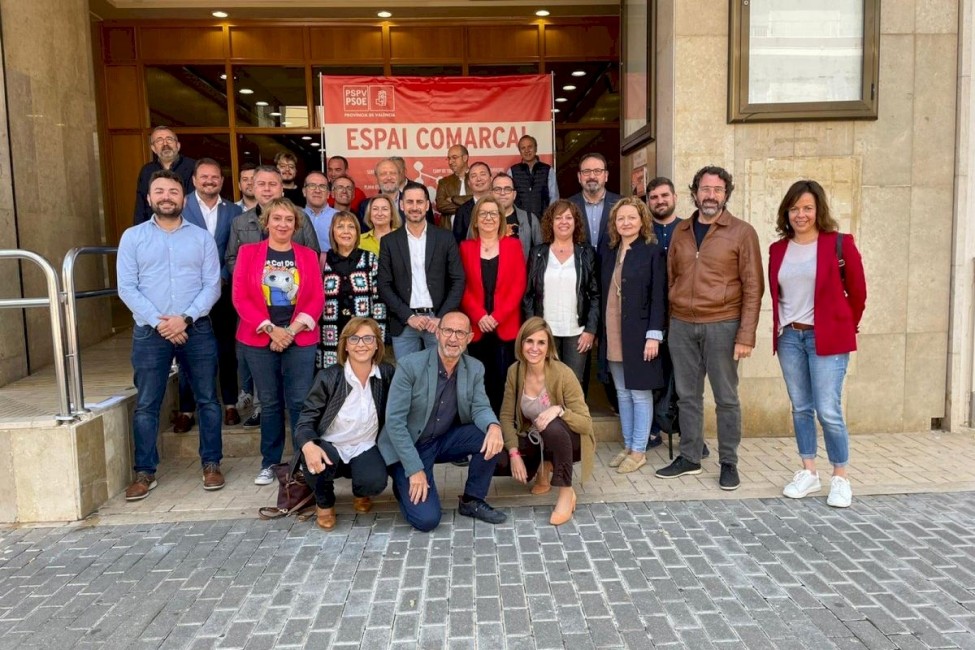 Carlos Fernández Bielsa, con referentes comarcales de su partido, el PSPV. - 
