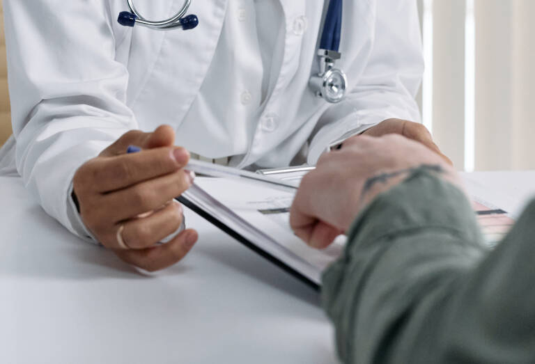 Las mutuas afirman que la Sanidad pública tarda un mes más que ellas en recuperar a trabajadores de baja  
