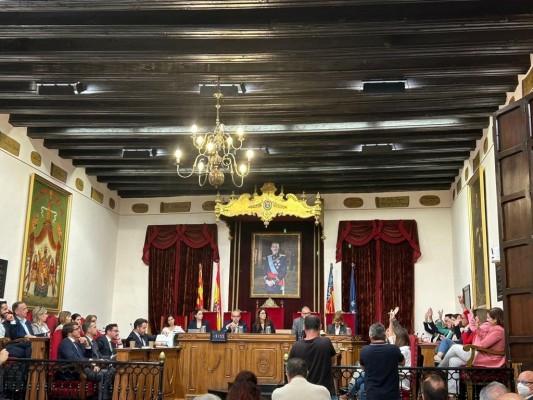 Otra vuelta a los plenos a la gresca en Elche con interrupciones, tensión e incapacidad de pactos