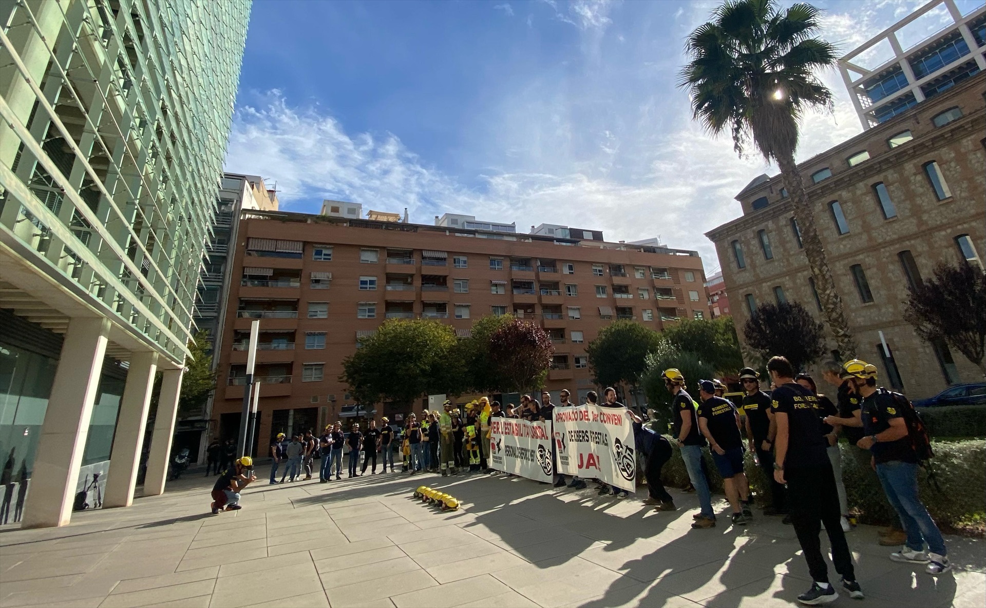 Bomberos forestales de la Generalitat reclaman estabilidad laboral y un convenio para la SGISE
