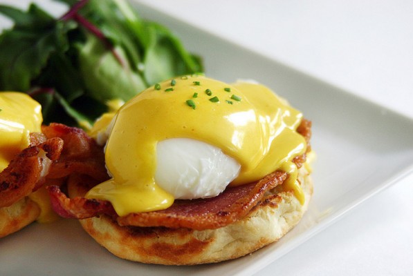 Huevos Benedict, el desayuno clásico para los amigos de la noches largas