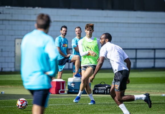 Jesús Vázquez y Alberto Marí hacen parte de la sesión con el grupo 
