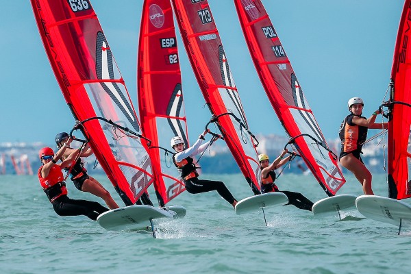La regatista del RCN de Valencia, Martina Mantovani, se cuelga la medalla de plata en el Mundial de iQFOil 