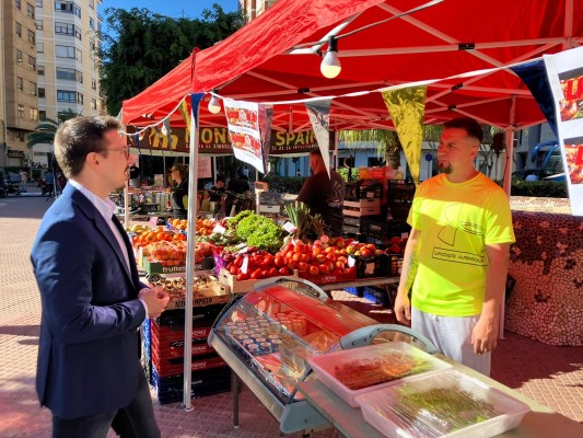 Mercat de Barri reúne lo mejor del comercio local de Castellón en la plaza Fadrell 