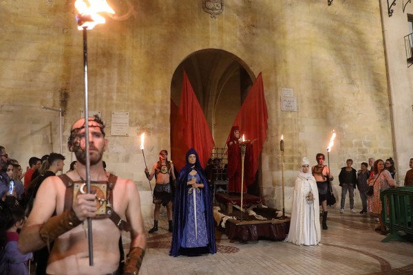 Los espectáculos de calle del Festival Medieval d’Elx convierten la ciudad en un escenario teatral