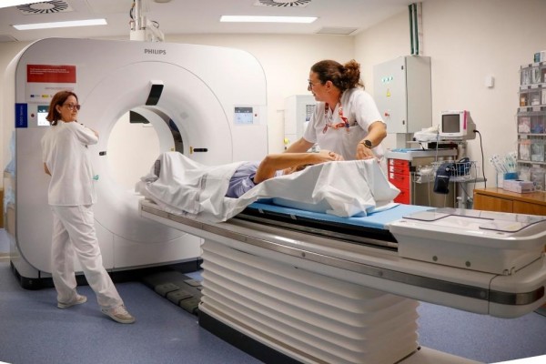 Más de 11.000 pacientes de La Fe se benefician de TACs y resonancias magnéticas que usan IA