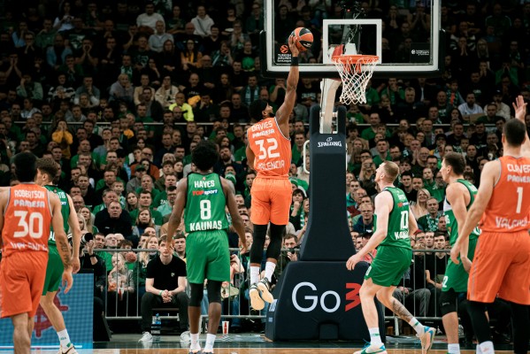 El Valencia logró en Kaunas su mayor renta en una parte en la Euroliga al ganar por 22
