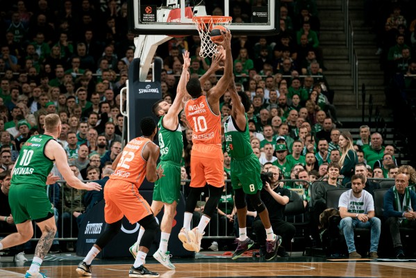 Un Valencia reforzado por Kaunas le pelea al Barça la segunda plaza en la Fonteta
