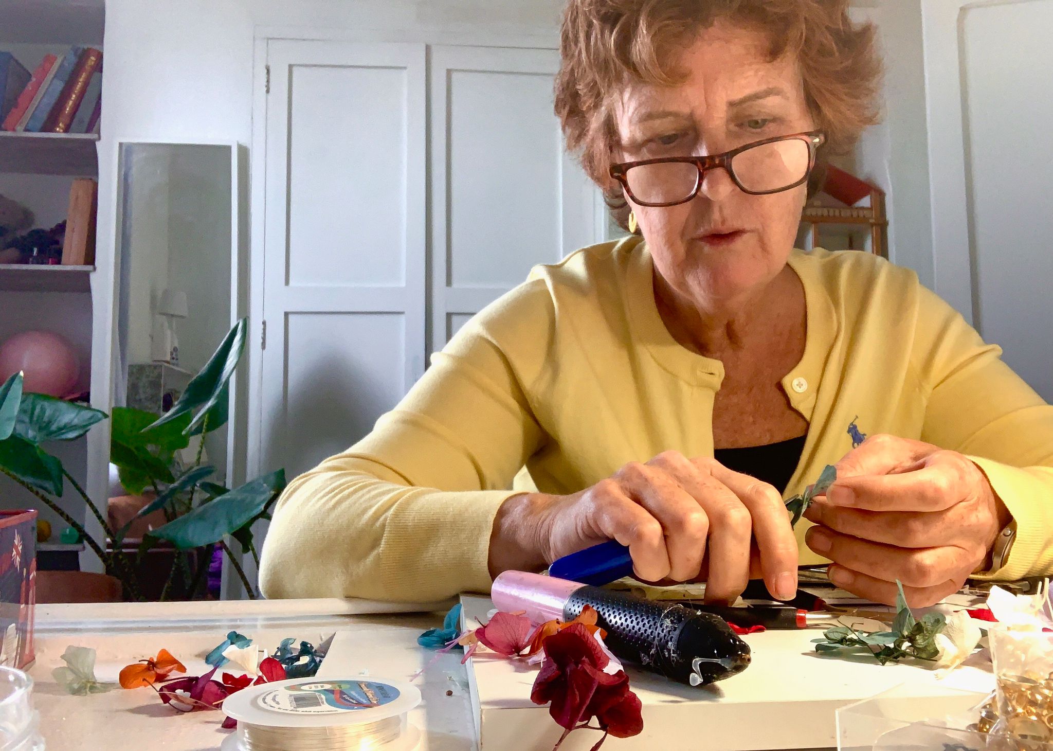 Barracas fusiona el arte floral y la joyería para crear piezas únicas que triunfan en Europa
