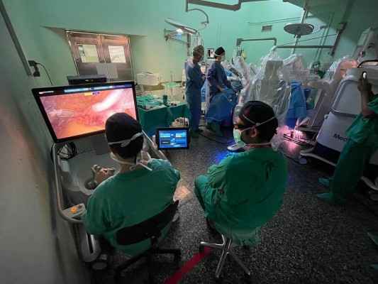 El Hospital General de Elche realiza la primera resección de cáncer de colon de la Comunitat 