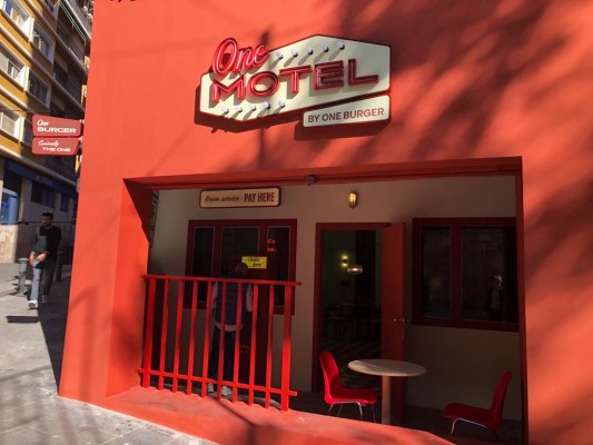 One Burger llega a Alicante: un 'motel' que sirve hamburguesas en el edificio Manero de la Rambla