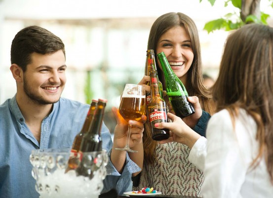 Desconectar, ver a los amigos y celebrar ocasiones especiales, las principales razones de los valencianos para ir a los bares
