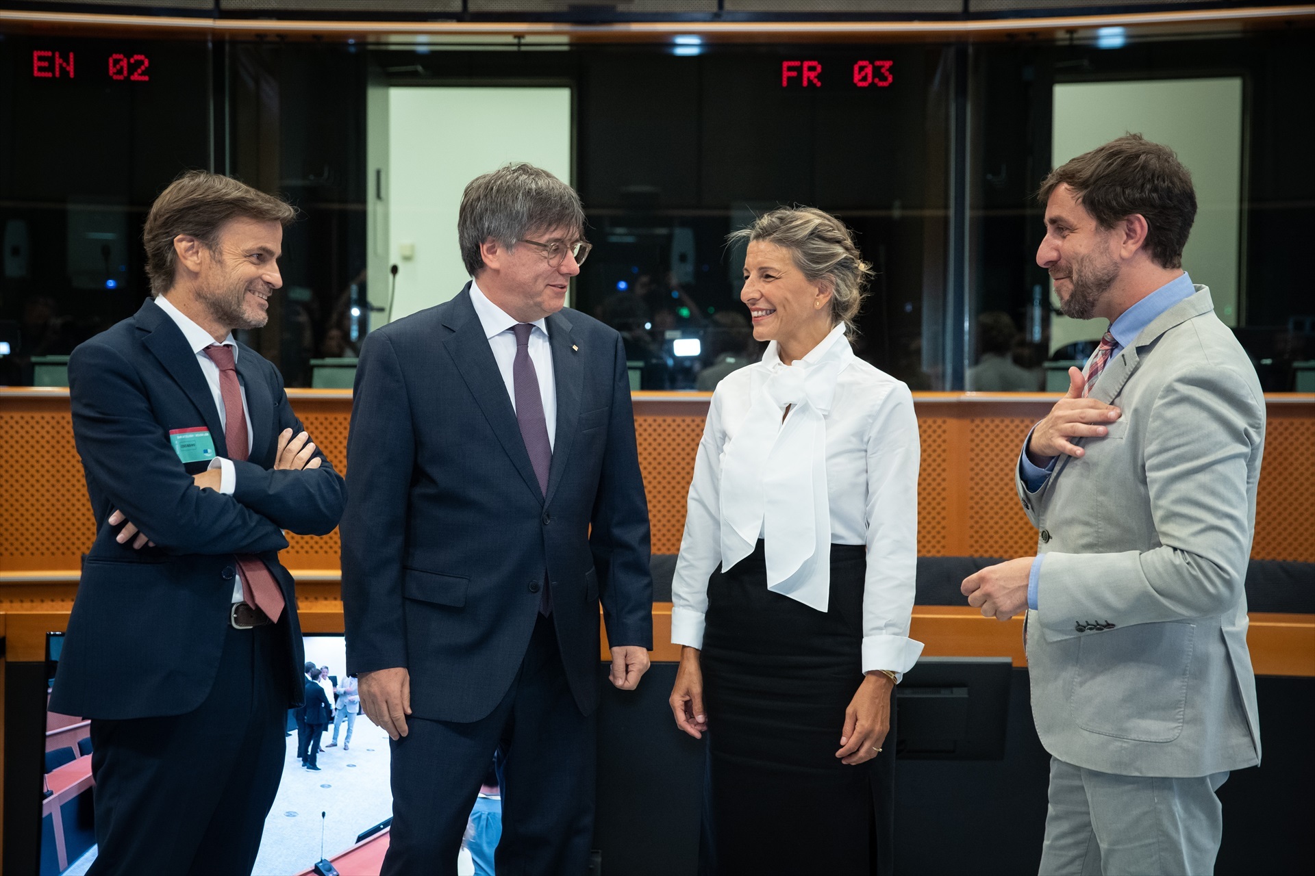 La vicepresidenta segunda del Gobierno, Yolanda Díaz (2d), el líder de Junts y eurodiputado, Carles Puigdemont (2i), el dirigente de En Comú Podem, Jaume Asens (1i) y el eurodiputado Antoni Comín (1d). Foto: SUMAR - 