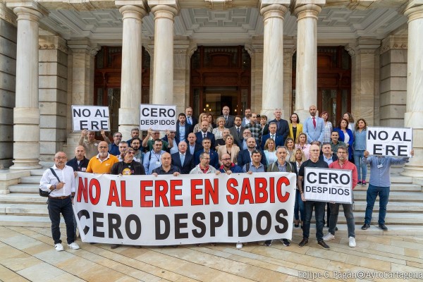 Los trabajadores de Sabic reciben el respaldo institucional y unánime del Pleno 