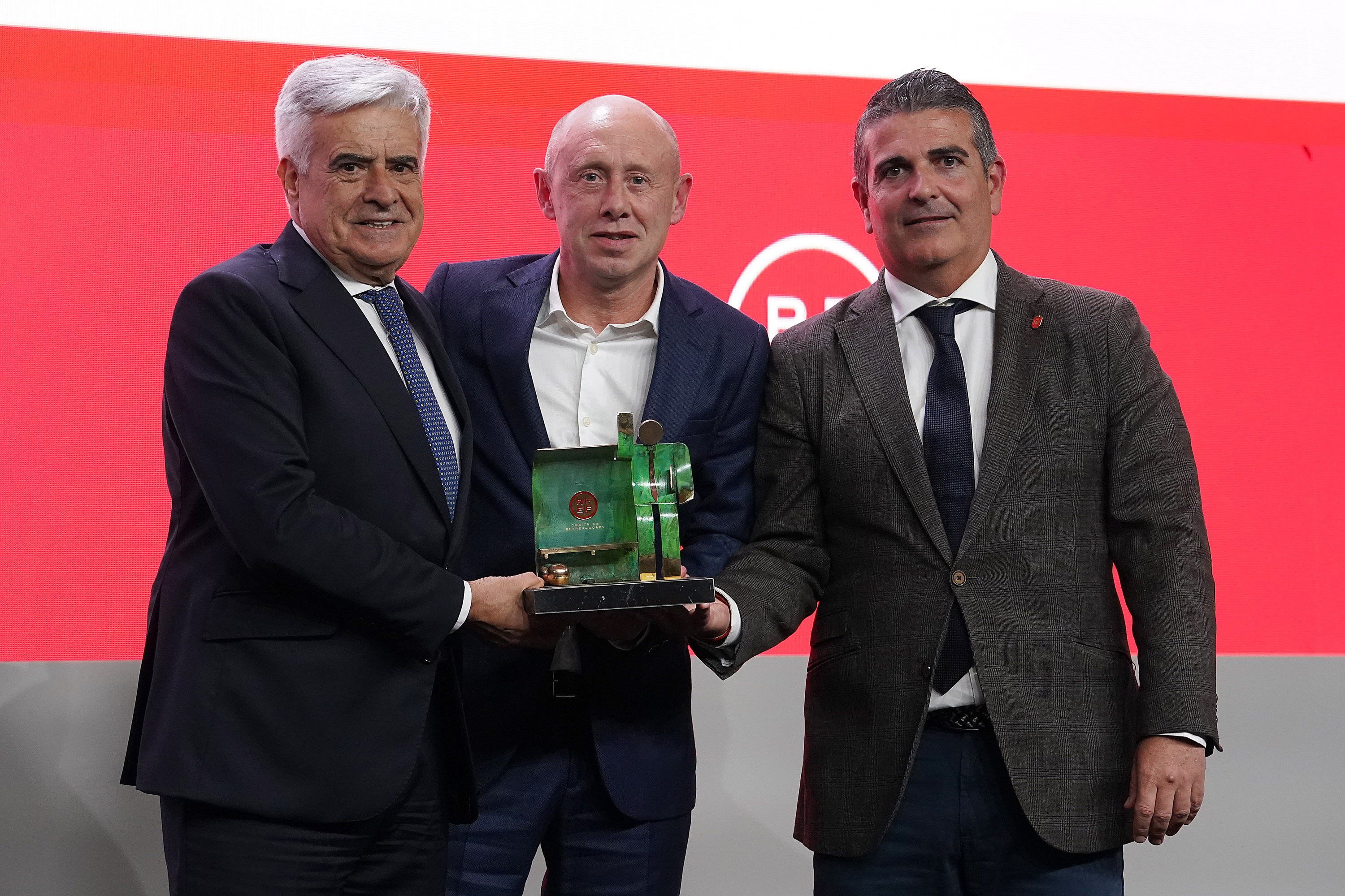 Santi Valladares, reconocido como mejor entrenador de la Segunda división 2022-23