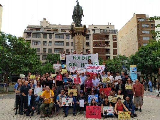 Cáritas reclama a la administración los derechos de las personas sin hogar en un 'flashmob' en Castelló