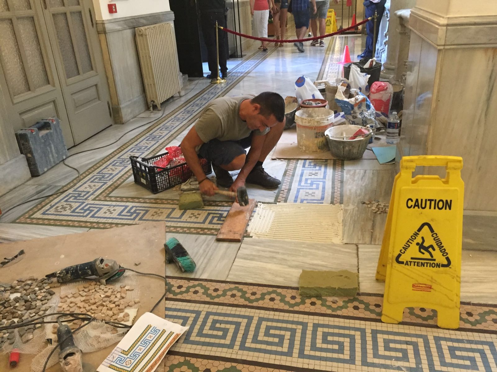 El Ayuntamiento de Valencia rehabilita el mosaico de nolla de alcaldía