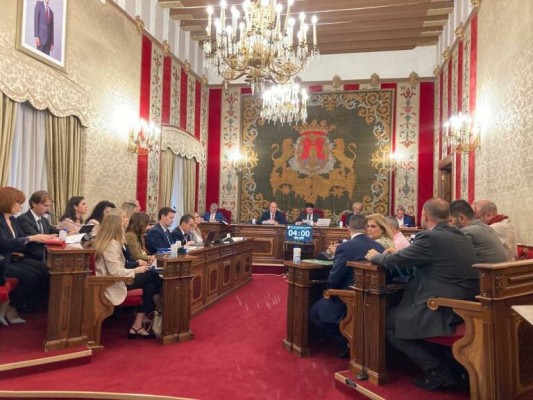 PP y Vox aprueban contratar directores generales en Alicante 
