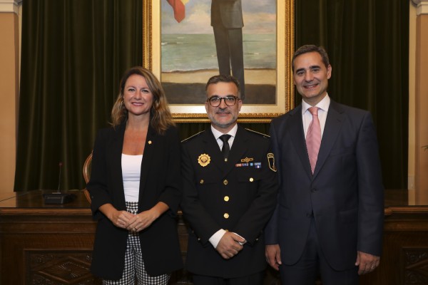 Carrasco anuncia más policías en la calle en la toma de posesión de Catalán como Comisario