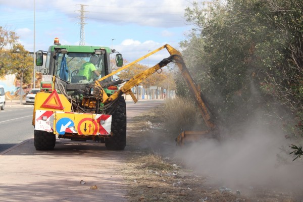 San Vicente inicia el servicio de desbroce y anuncia más equipo y maquinaria en noviembre