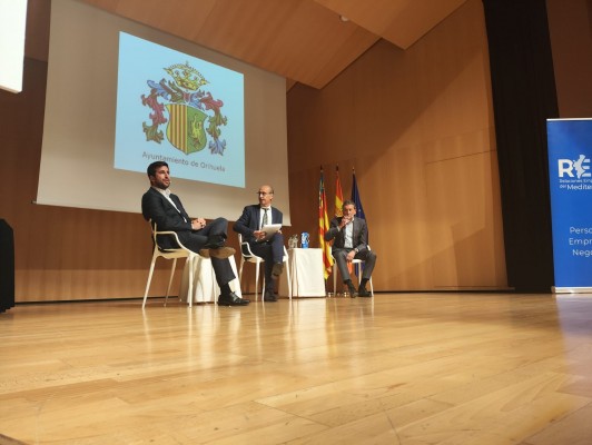 Orihuela acoge un foro empresarial para unir fuerzas entre firmas de la Vega Baja