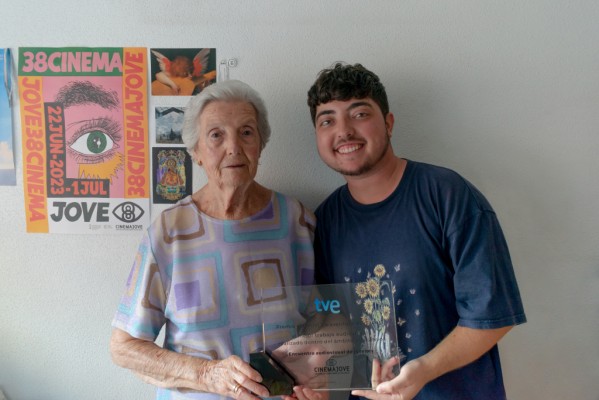 El corto murciano sobre la relación de un joven trans con su abuela se lleva un premio en el festival Cinema Jove 