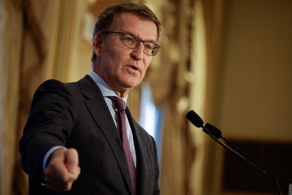 Feijóo tacha de mascarada la investidura y pide para Cataluña una 
