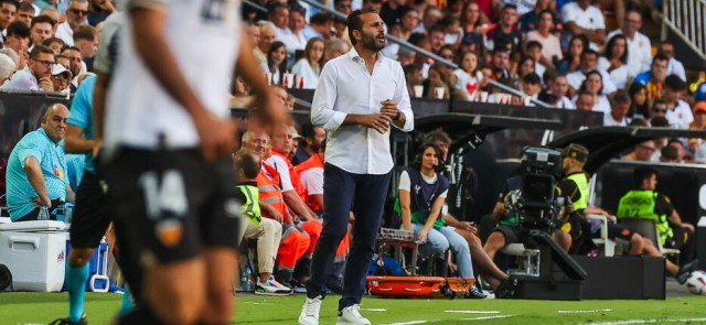 El Valencia, a por un triunfo en San Mamés que evite peor racha sin ganar fuera con Baraja