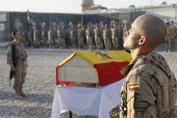Emotivo adiós en el cuartel de Marines del soldado valenciano muerto en Irak