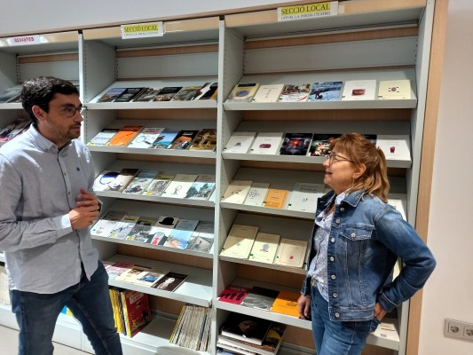 Almassora crea una sección con libros de autores locales en su biblioteca 