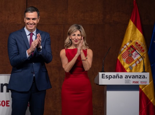El acuerdo de PSOE y Sumar contempla la jornada laboral de 37,5 horas y los impuestos a la banca