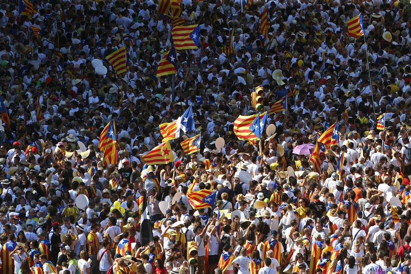 Miles de personas acuden a las manifestaciones independentistas con presencia institucional y petición de referéndum